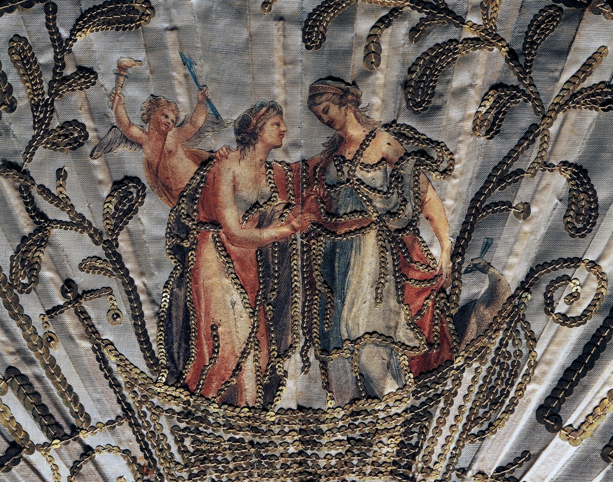 Venus en Juno, detail van zijden blad van waaier, borduurwerk en pailletten, zilver-gedamasceerd geperforeerd ivoren beschermstok door French School