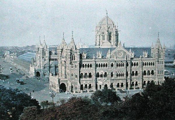 Victoria Terminus, Bombay, gegraveerd door Gillot, ca. 1910 door French School