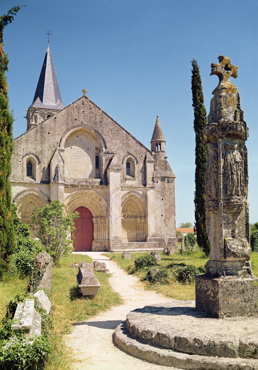 Uitzicht op de gevel van de Kerk van St. Pierre, 1150-75 door French School