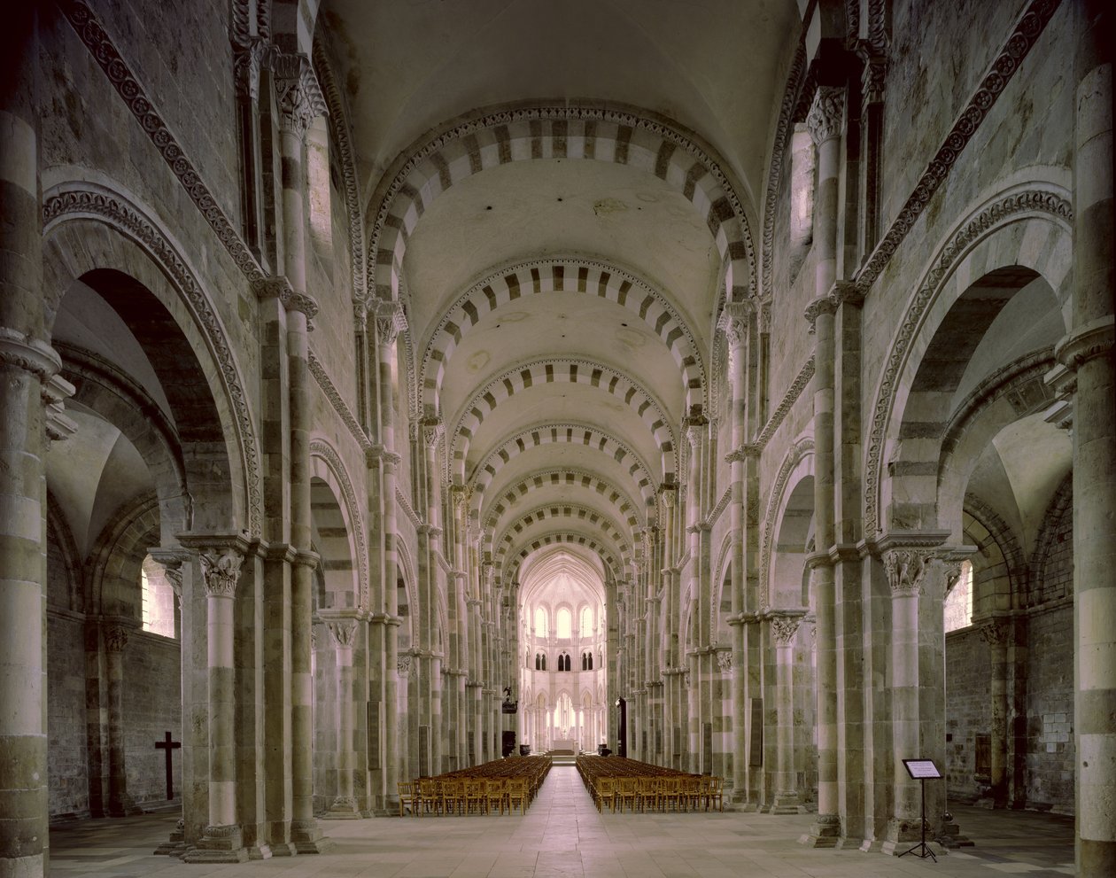 Zicht op het interieur, 1120-50 door French School