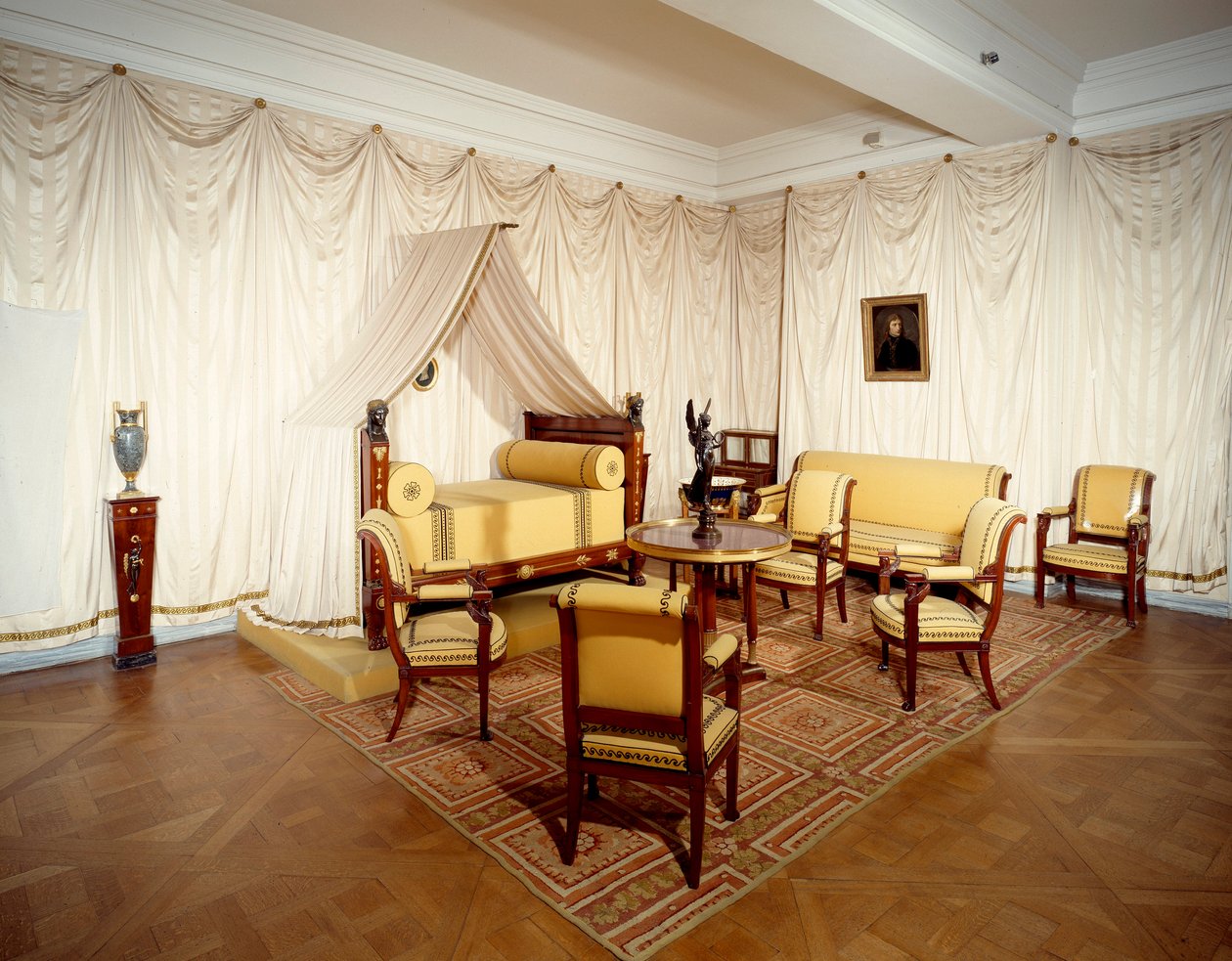 Zicht op de kamer van keizer Napoleon I (1769-1821) in het kasteel van Malmaison, in Rueil-Malmaison door French School