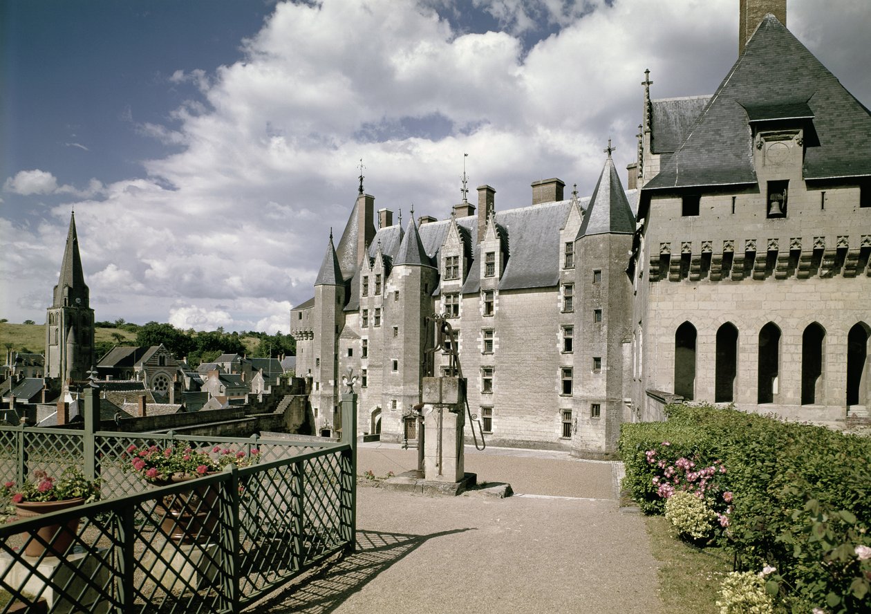 Uitzicht op de westgevel van het gerestaureerde kasteel, gebouwd voor Jean Bourre, minister van Lodewijk XI van Frankrijk, c.1465 door French School