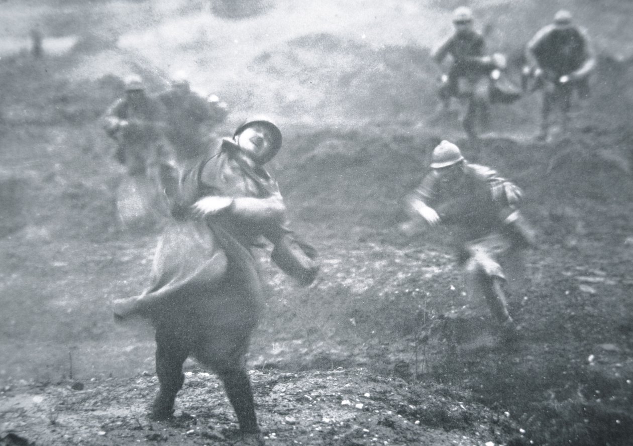 Franse soldaat uit de Eerste Wereldoorlog geraakt door geweervuur tijdens een aanval aan het Westfront door French School