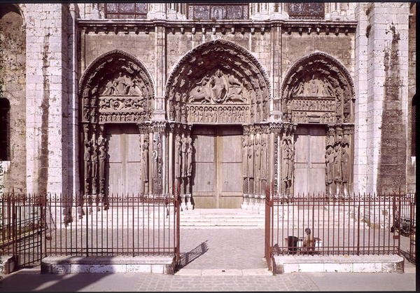 Westgevel met de drie deuren van het Koninklijk Portaal met (L naar R) de Hemelvaart, Christus in Majesteit met de symbolen van de evangelisten en de apostelen en de Madonna en Kind op de troon door French School