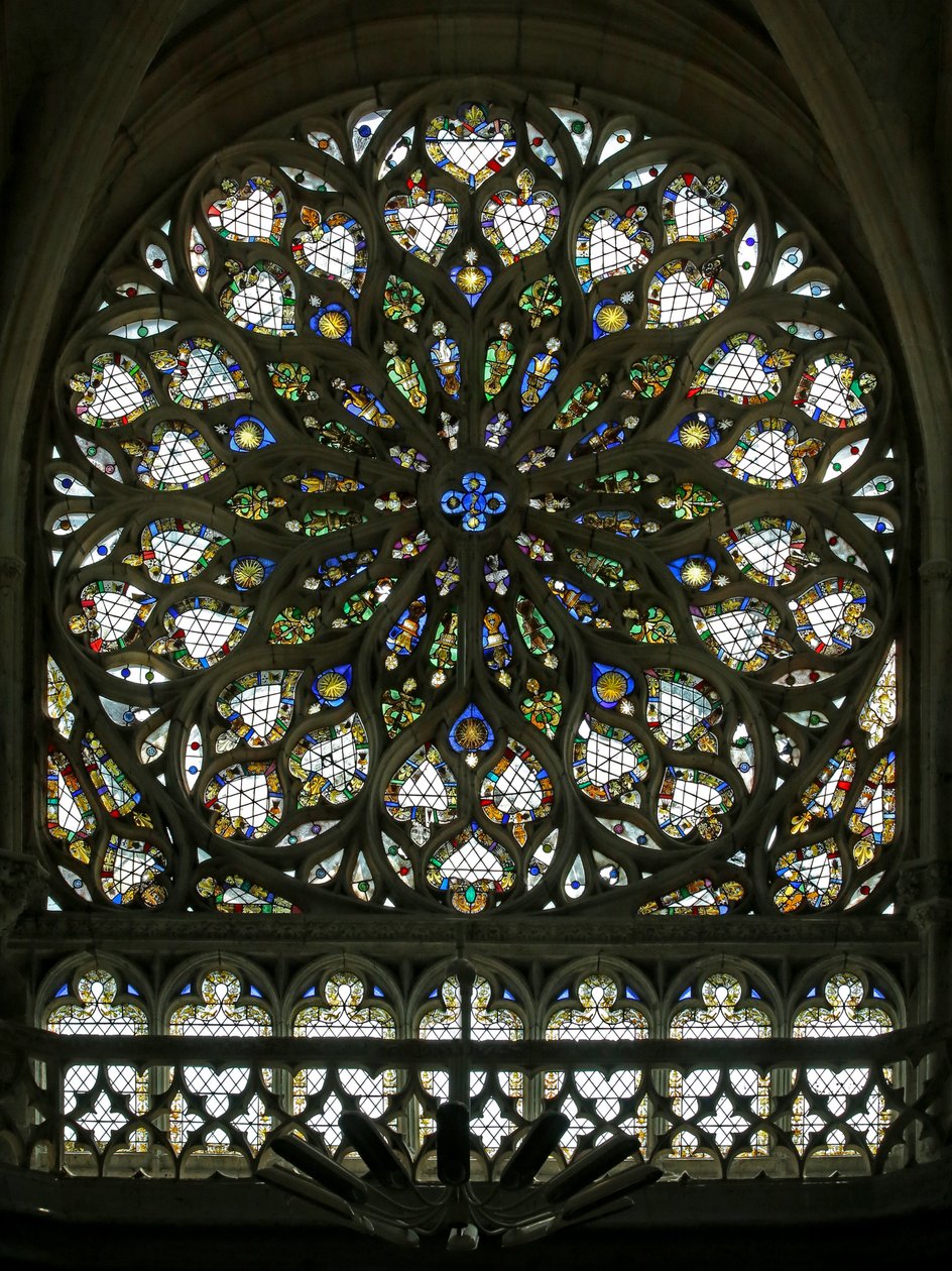 Raam S roos met het zuidelijke roosvenster, gebouwd in het begin van de 16e eeuw, bevat veel van het originele decoratieve glas, hoewel het in 1865 veel werd gerestaureerd door French School