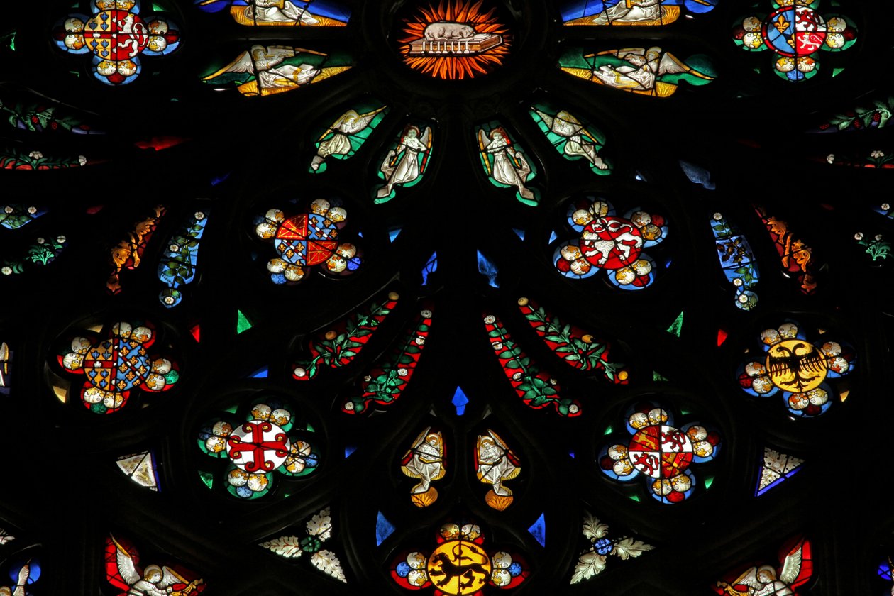 Raam met een detail van het westelijke roosvenster; de wapenschilden omvatten Montmorency-Laval, Bertrand Duguesclin en Oliver de Clisson door French School