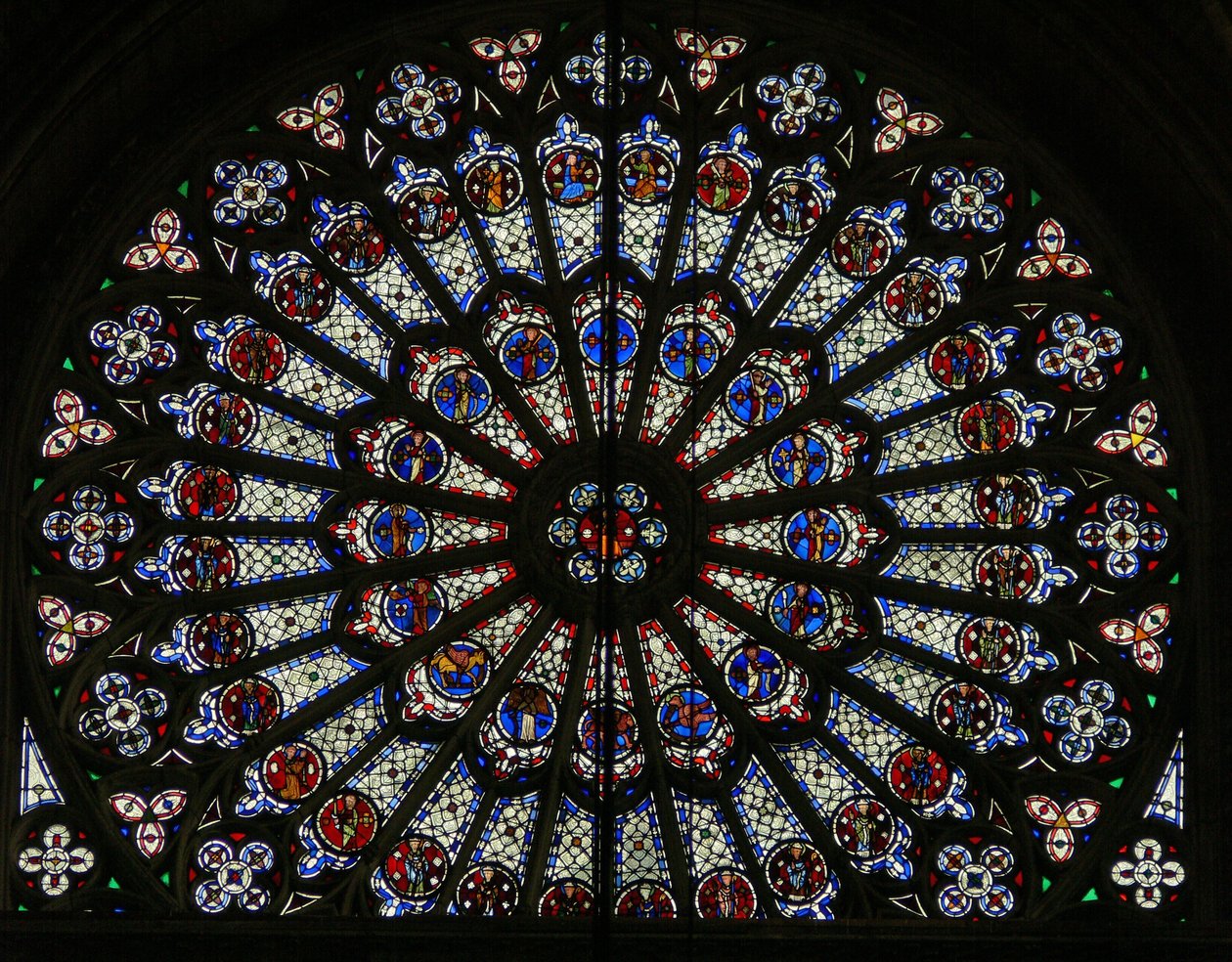 Raam w121, het noordelijke roosvenster, met Apostelen, Evangelisten, bisschoppen, koningen, martelaren, St. Petrus en St. Paulus (roosvenster - intern) door French School