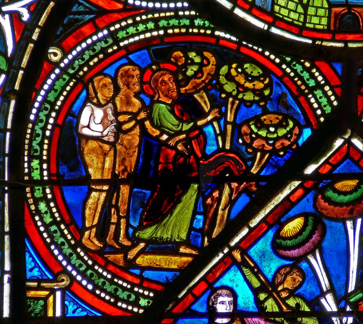 Raam w15 met het Barmhartige Samaritaan raam: God wijst Adam en Eva op de verboden vrucht door French School