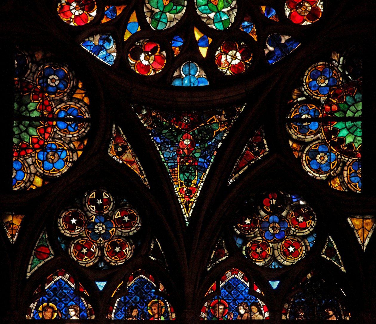 Venster w17 met de traceringlichten met geometrisch en decoratief glas door French School