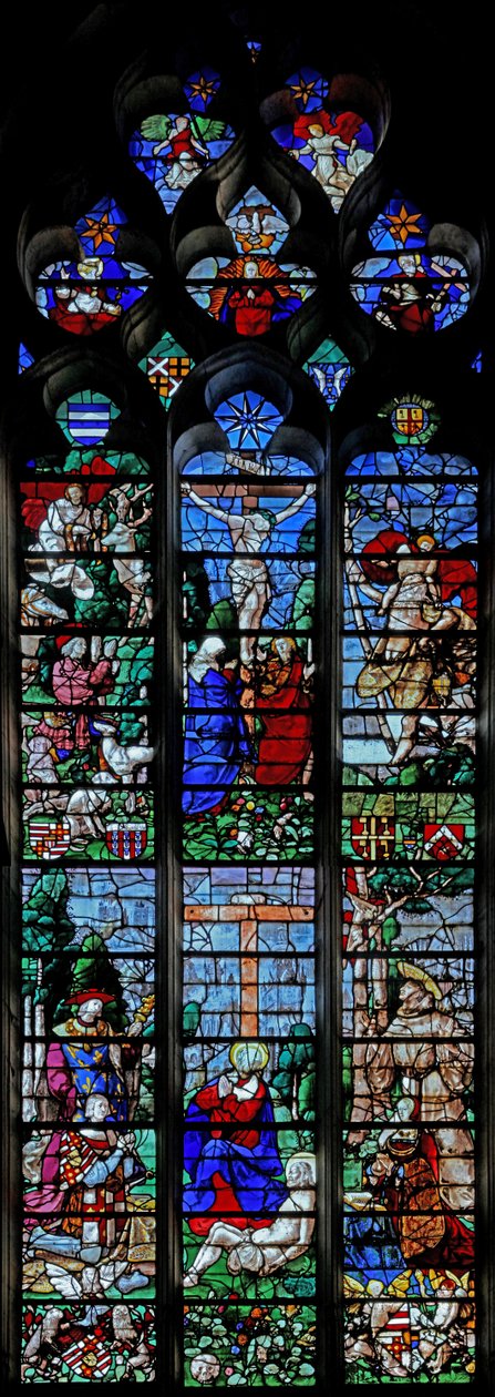 Raam w25 met de Kruisiging met St. Hubertus en St. Christoffel; hieronder de donateur Louis de Roncherolles en zijn vrouw Françoise de Halluin met St. Louis en St. Franciscus door French School
