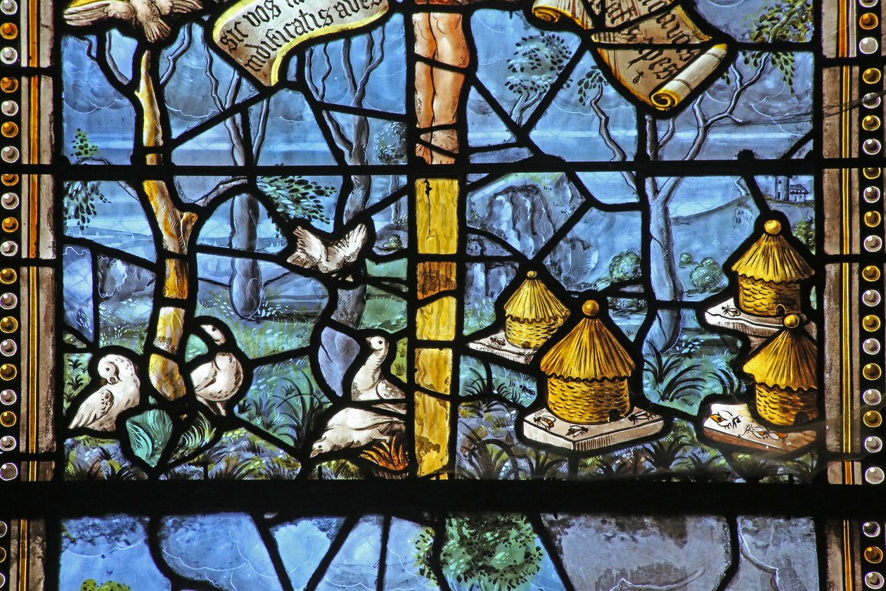 Raam w26 met door Vergilius geïnspireerde landelijke taferelen onder Christus aan het kruis door French School