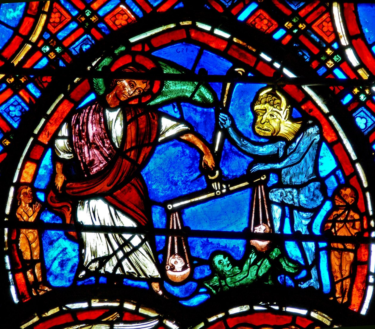 Raam w4 met een scène uit het Laatste Oordeel: St. Michael weegt de zielen door French School