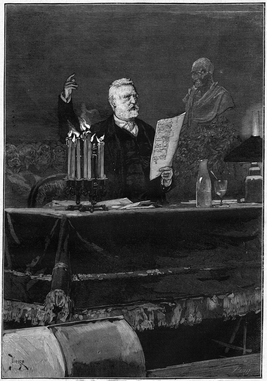 Schrijver Victor Hugo (1802-1885) spreekt ter gelegenheid van de honderdste verjaardag van de dood van Voltaire, beroemd in het Théâtre de la Gaîté in Parijs op 30 mei 1878. Gravure in 