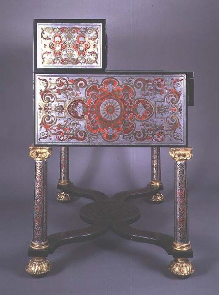 Schrijftafel versierd met Boulle-stijl marqueterie van messing ingelegd met schildpad, met vergulde monturen door French School