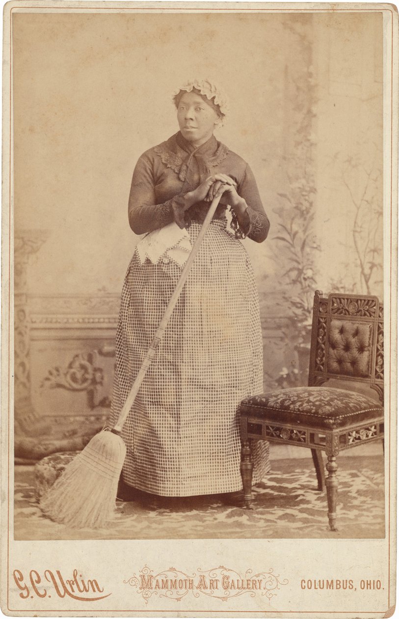 Portret van een vrouw met een bezem,c. 1885 (foto) door G.C. Urlin