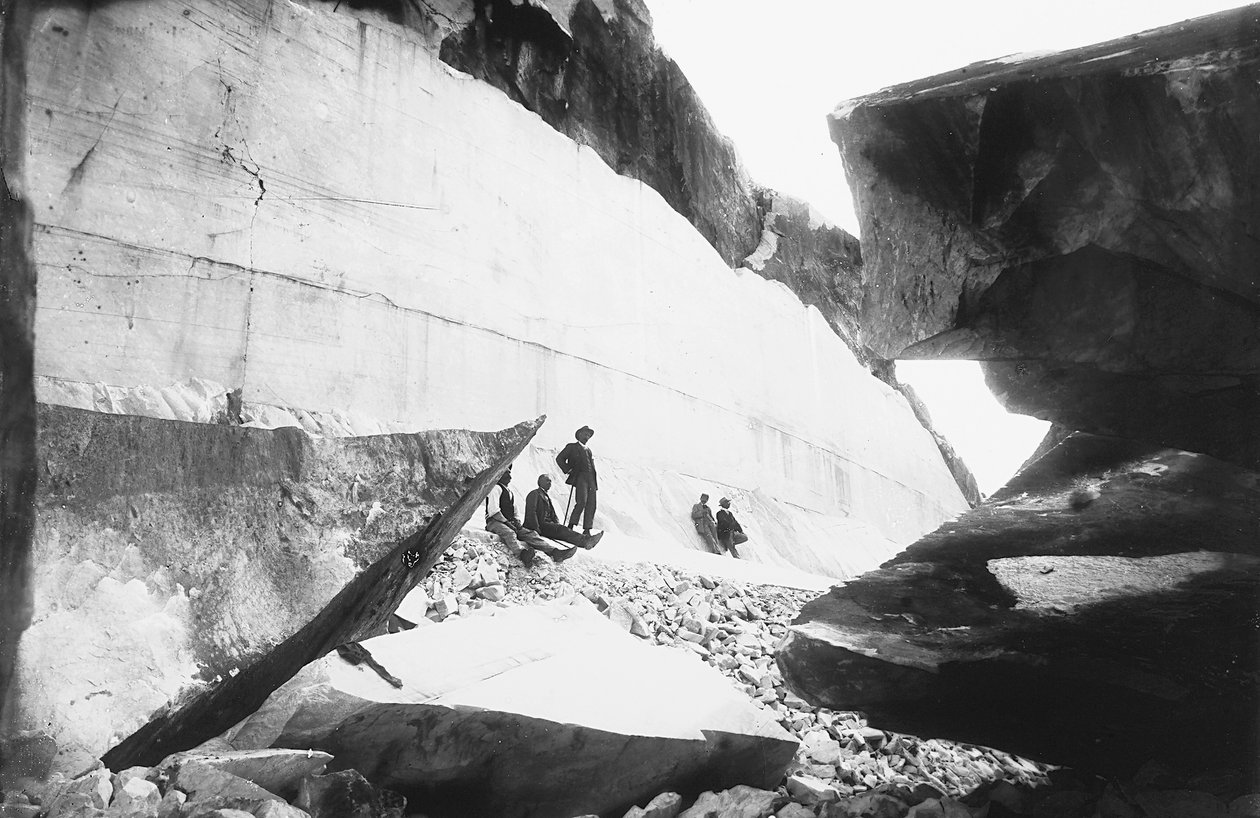 Enkele mannen zittend langs de muren van een marmergroeve, in de Apuane Alpen door G. Armani
