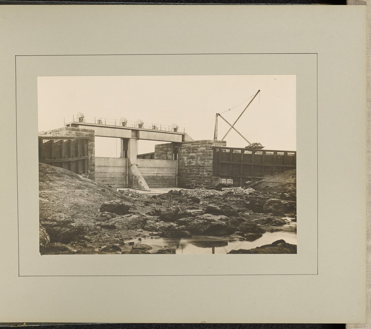 Norton Sluizen - Kanaalzijde door G. Herbert and Horace C. Bayley