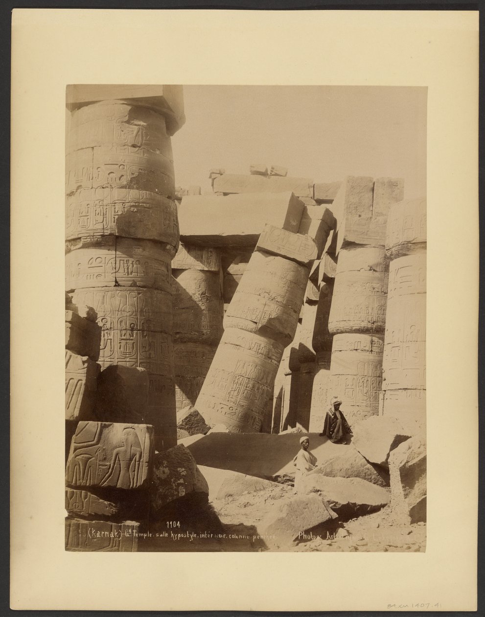 (Karnak) Gd. Tempel, zuilenhal, interieur, scheve zuil door G. Lekegian