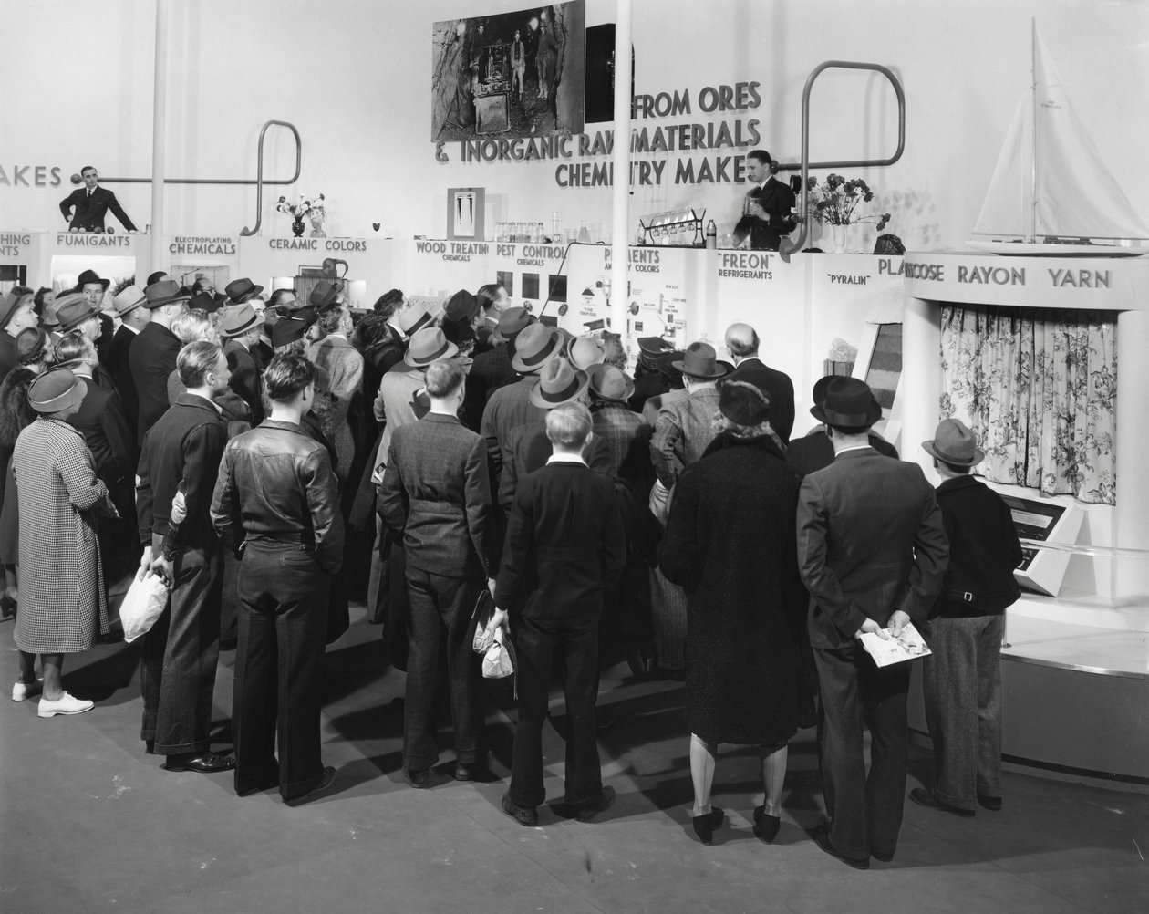 Productdemonstraties, Wereldtentoonstelling van New York, 1939 door Gabriel Moulin