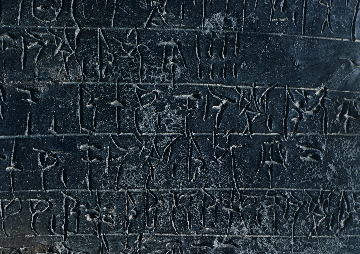 Terracotta tablet, uit de Nestor Paleis archieven in Pylos (Griekenland). Detail: een inscriptie in Lineair B. Myceense beschaving, ca 13e eeuw v.Chr. door Gabriele Bella