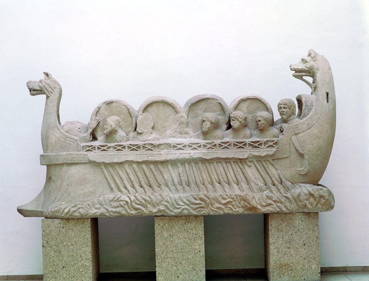 Model van een schip dat wijn vervoert op de Moezel, uit Neumagen door Gallo Roman