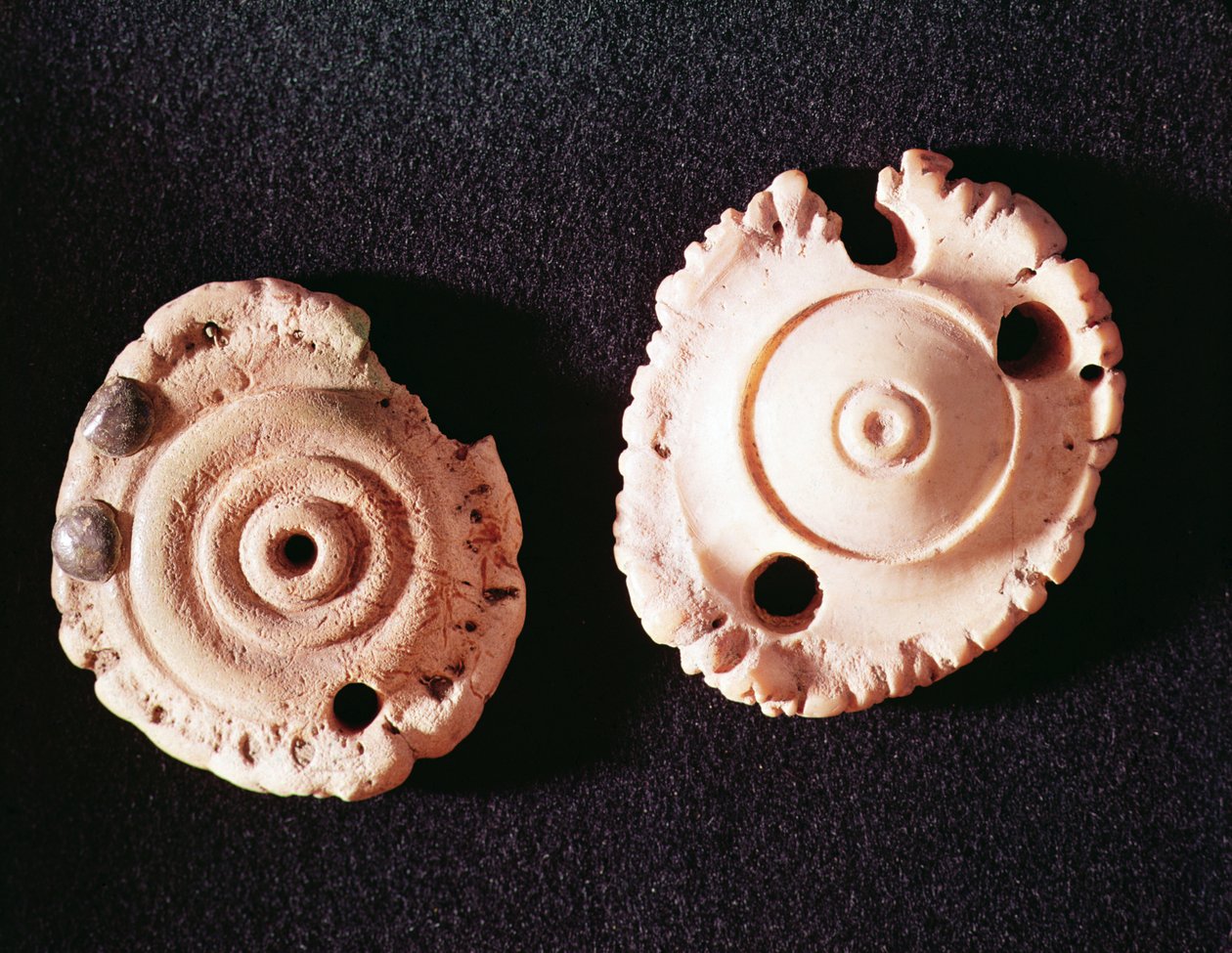 Twee amuletten door Gallo Roman
