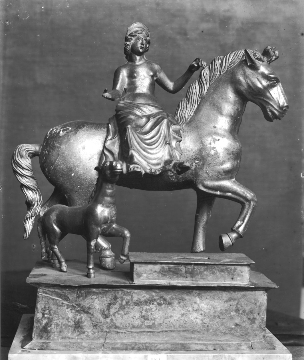 Beeldje van Epona, Gallische Godin, beschermer van paarden, ruiters en reizigers, van La Sarrazine, Jura, c.50 v.Chr.-400 n.Chr. door Gallo-Roman