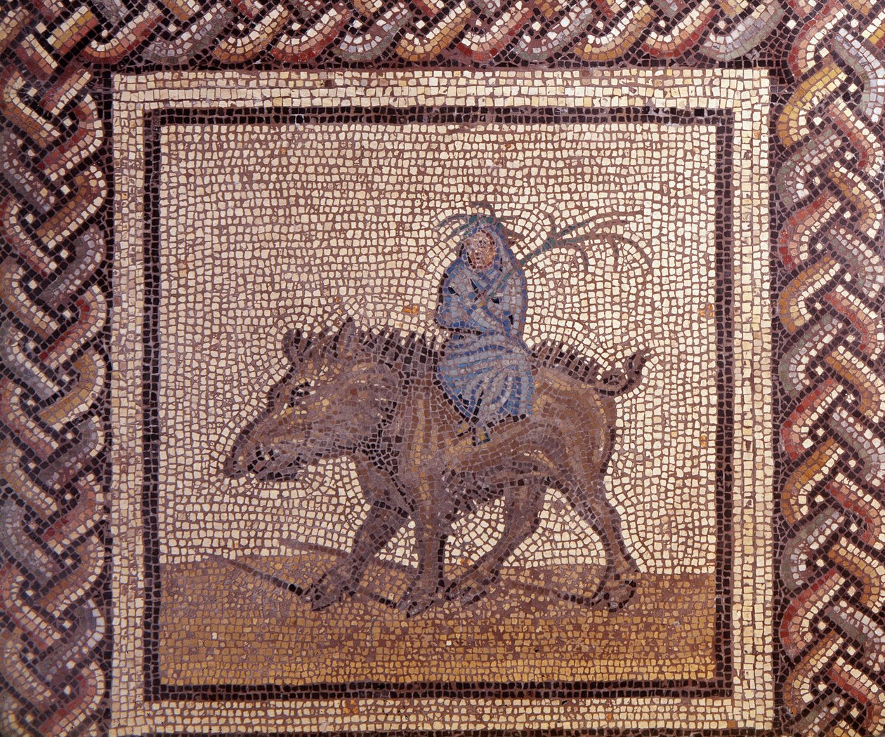 Gallo-Romeinse kunst: mozaïekbestrating die een rustieke kalender voorstelt. Allegorie van de Winter rijdt op een everzwijn. Eind 2e, begin 3e eeuw na Christus. Uit Saint-Romain-en-Gal (Rhone). Saint Germain en Laye, Nationaal Archeologisch Museum door Gallo Roman