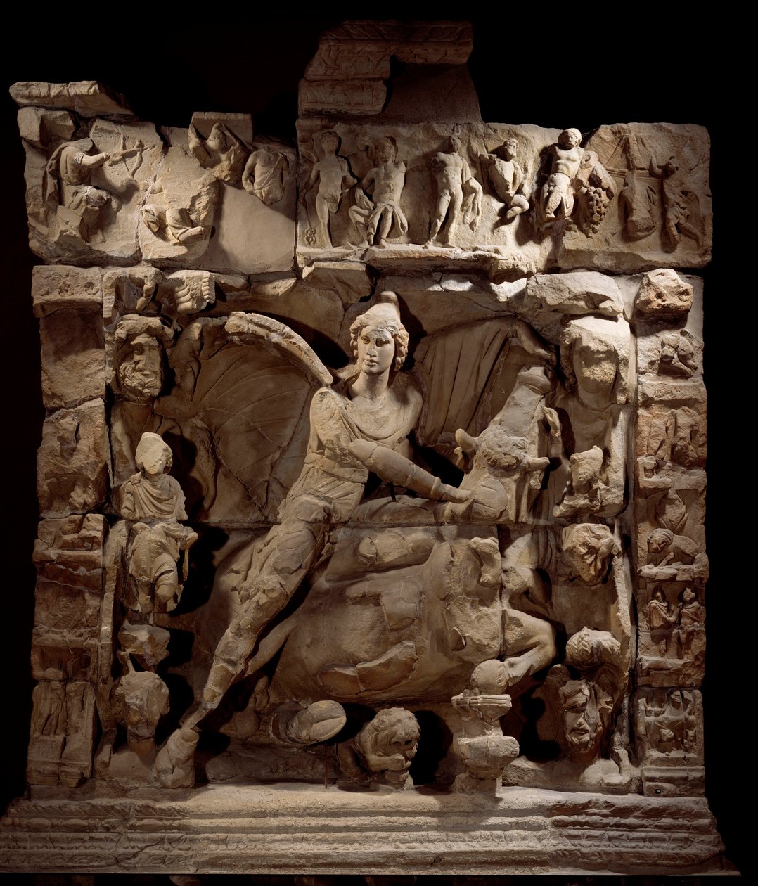 Gallo-Romeinse kunst: reliëf dat Mithra de god van het licht met de stier afbeeldt door Gallo Roman