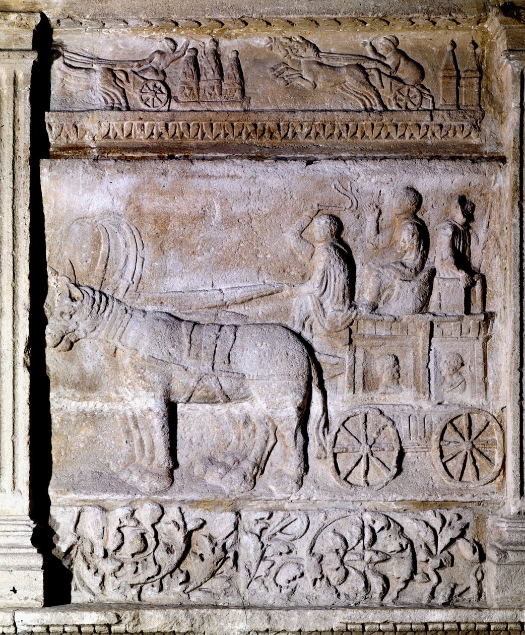 Bas-reliëf uit de Gallo-Romeinse periode die een wagen getrokken door paarden met passagiers afbeeldt. Avignon, Musée Calvet door Gallo Roman Gallo Roman