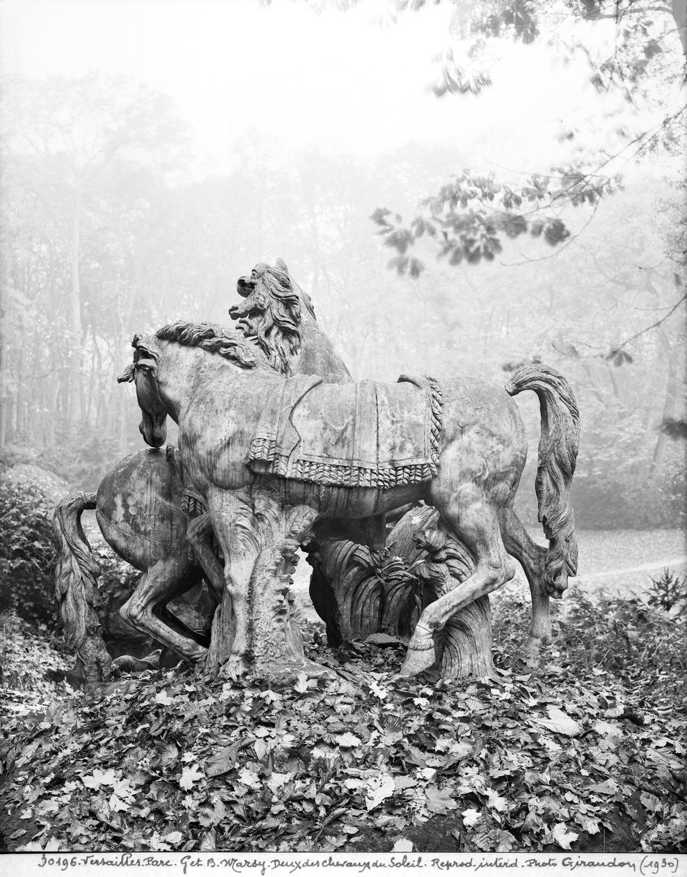 Tritons die twee paarden van de zon verzorgen in het bos van de Baden van Apollo door Gaspard and Balthazar Marsy