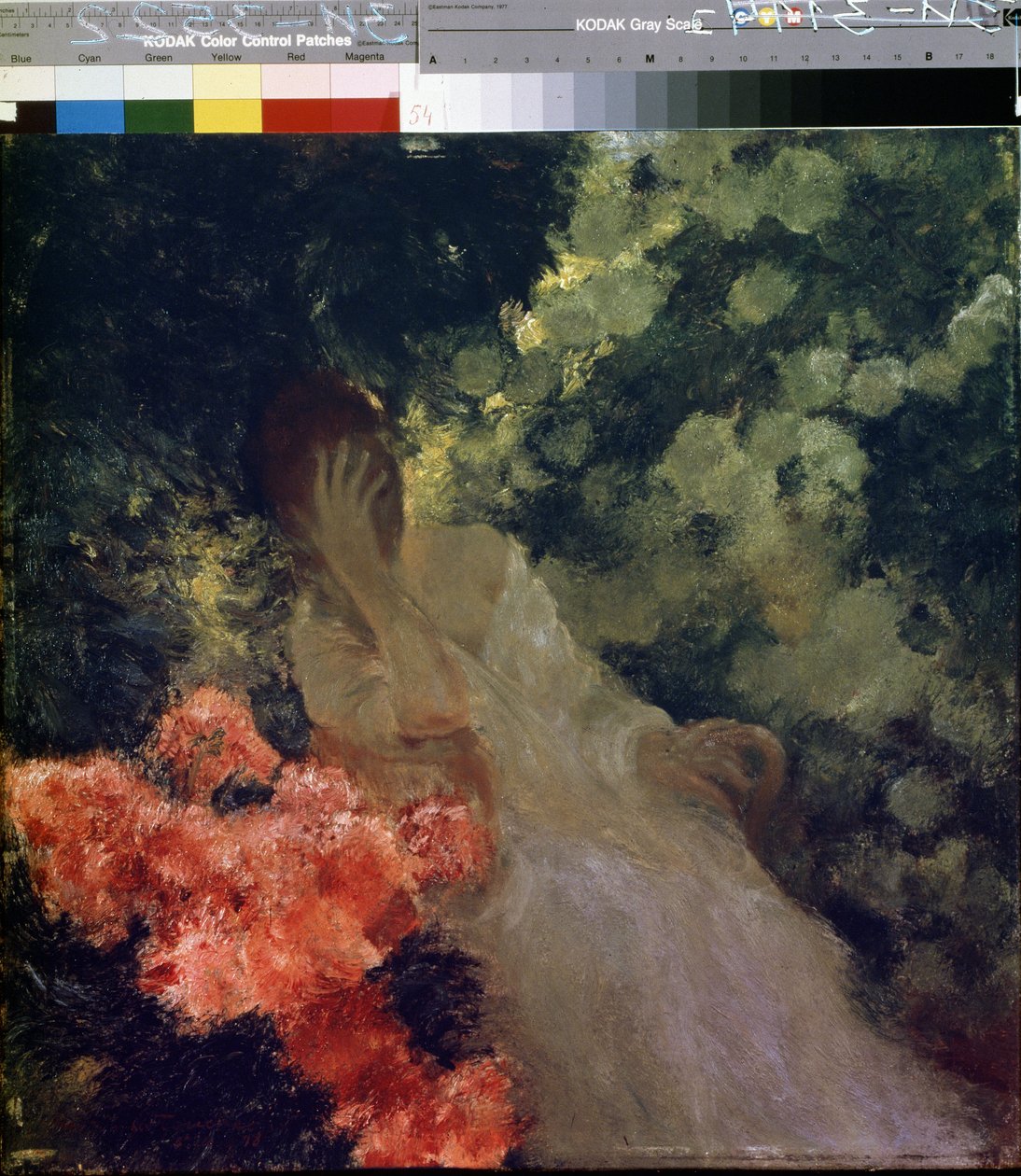 In de tuin. Een vrouw in het wit, wanhopig, verbergt haar gezicht in haar hand. Schilderij van Gaston de La Touche door Gaston de Latouche