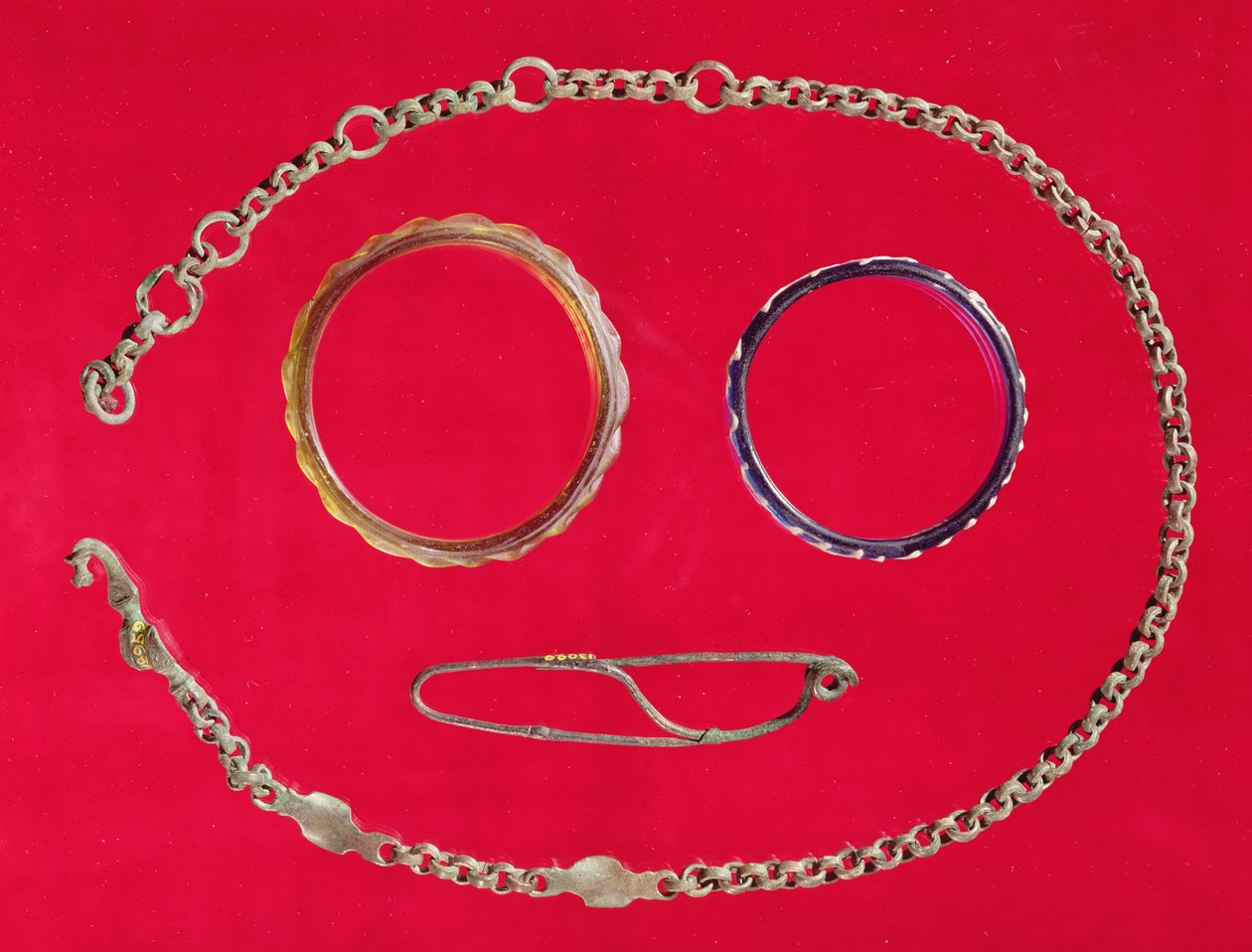Riem, broche en twee armbanden, Tene II (glas en brons) door Gaulish