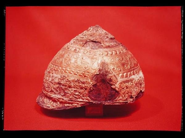 Helm, uit Amfreville, Eure, c.275-225 v.Chr. (brons, ijzer, goud & emaille) door Gaulish