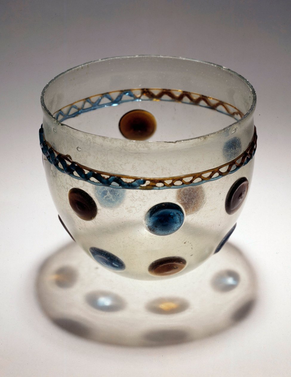 Gallische kunst: glazen beker met gekleurde tabletten door Gaulish Gaulish