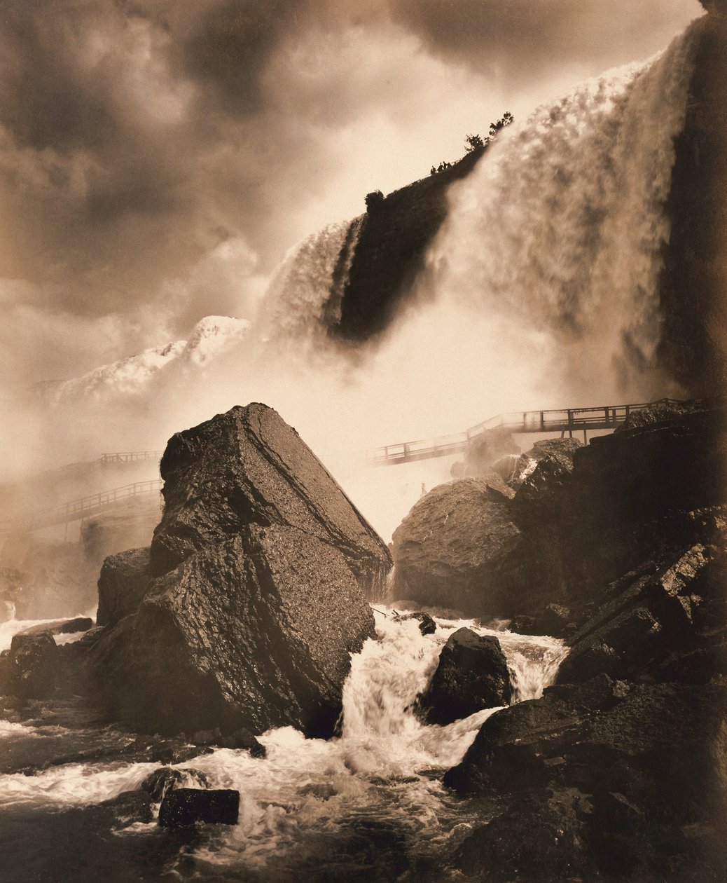 Niagara in de zomer, van onderaf door George Barker