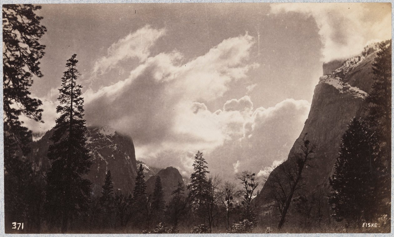 Yosemite Valley, met wolken door George Fiske