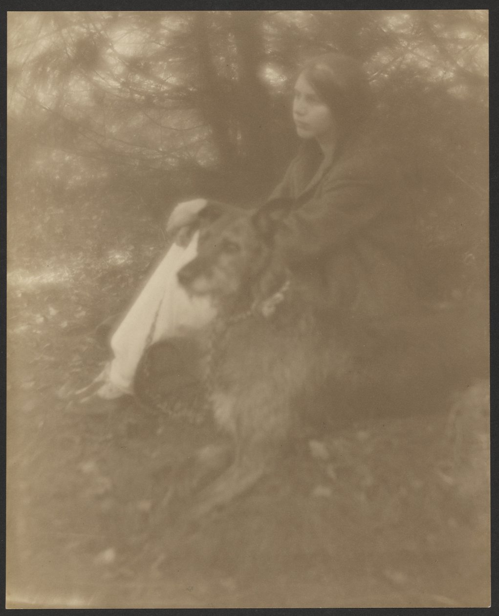 [Zittende vrouw met hond]. door George H. Seeley