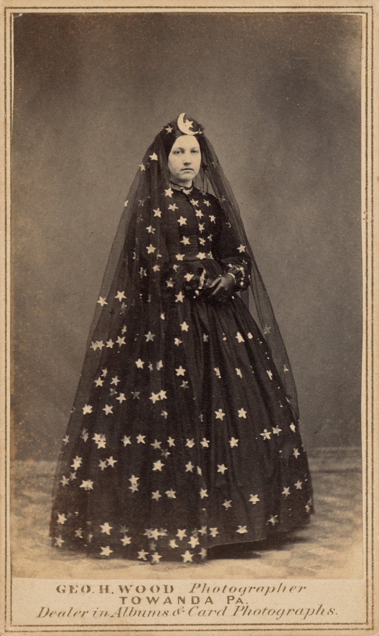 Vrouw in kostuum van koningin van de nacht,ca. 1860 (foto) door George H. Wood