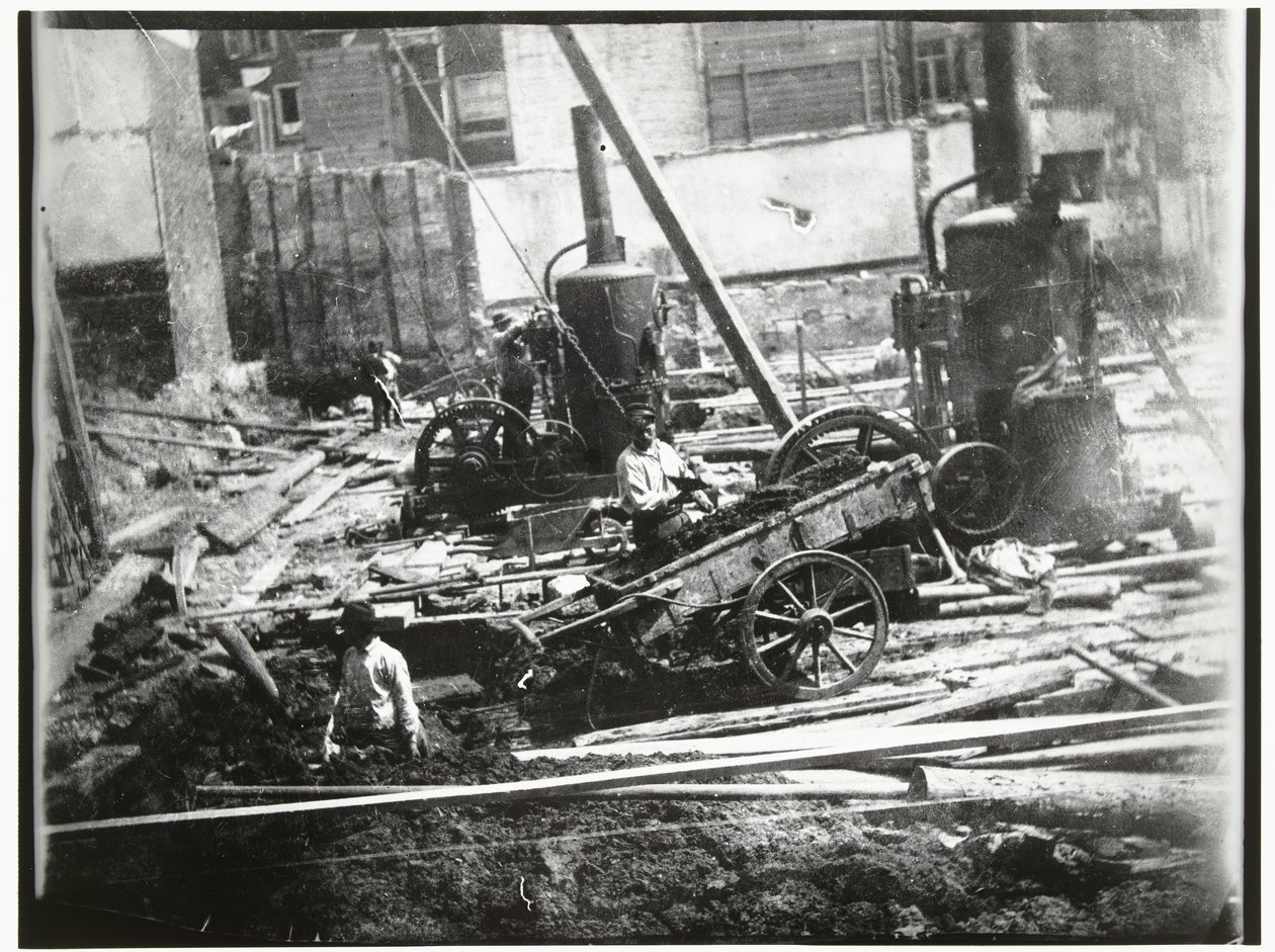 Bouwput voor de Gemeentelijke Bad- en Zweminrichting aan de Heiligeweg in Amsterdam door George Hendrik Breitner