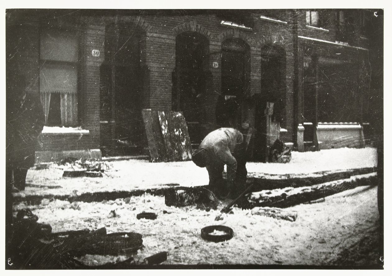 Bouwvakker aan het werk in de sneeuw in Amsterdam door George Hendrik Breitner