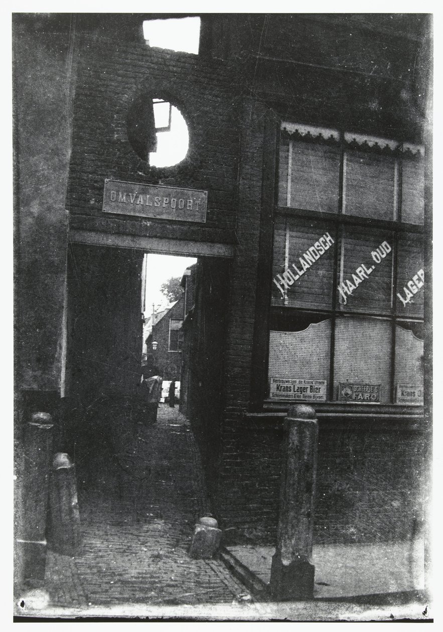 Doorkijk door de Omvalspoort in Haarlem door George Hendrik Breitner