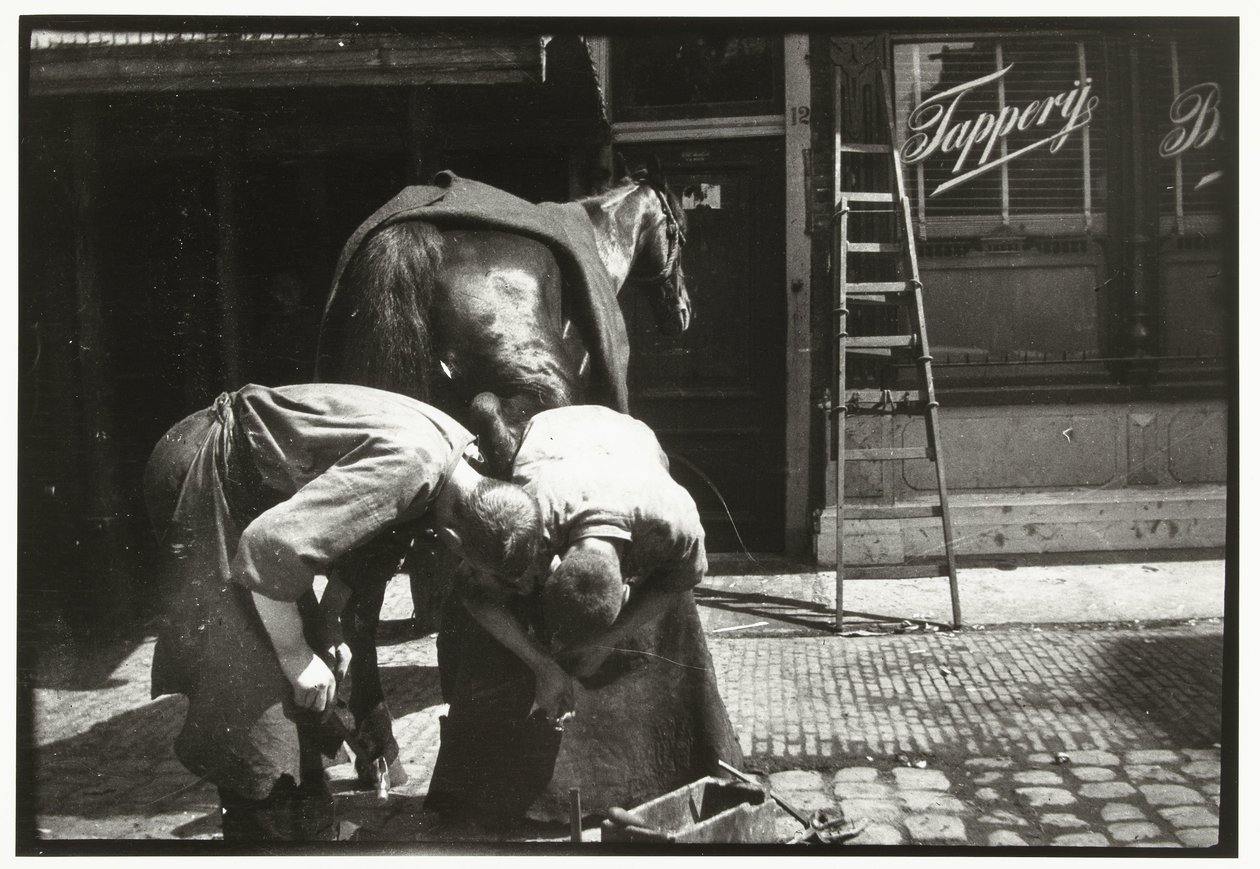 Hoefsmid aan het werk met een paard door George Hendrik Breitner