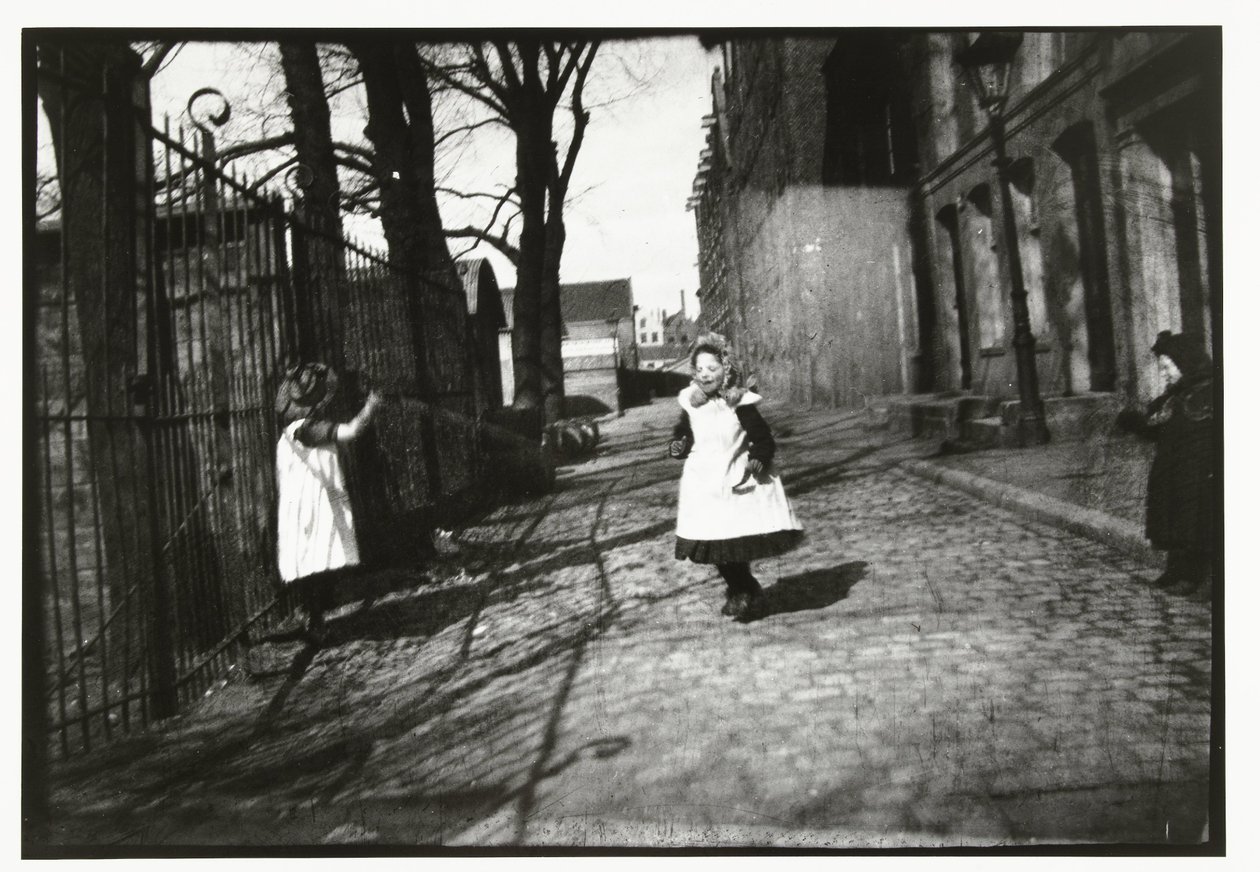 Kinderen spelend voor ingang Breitners atelier op Prinseneiland in Amsterdam door George Hendrik Breitner