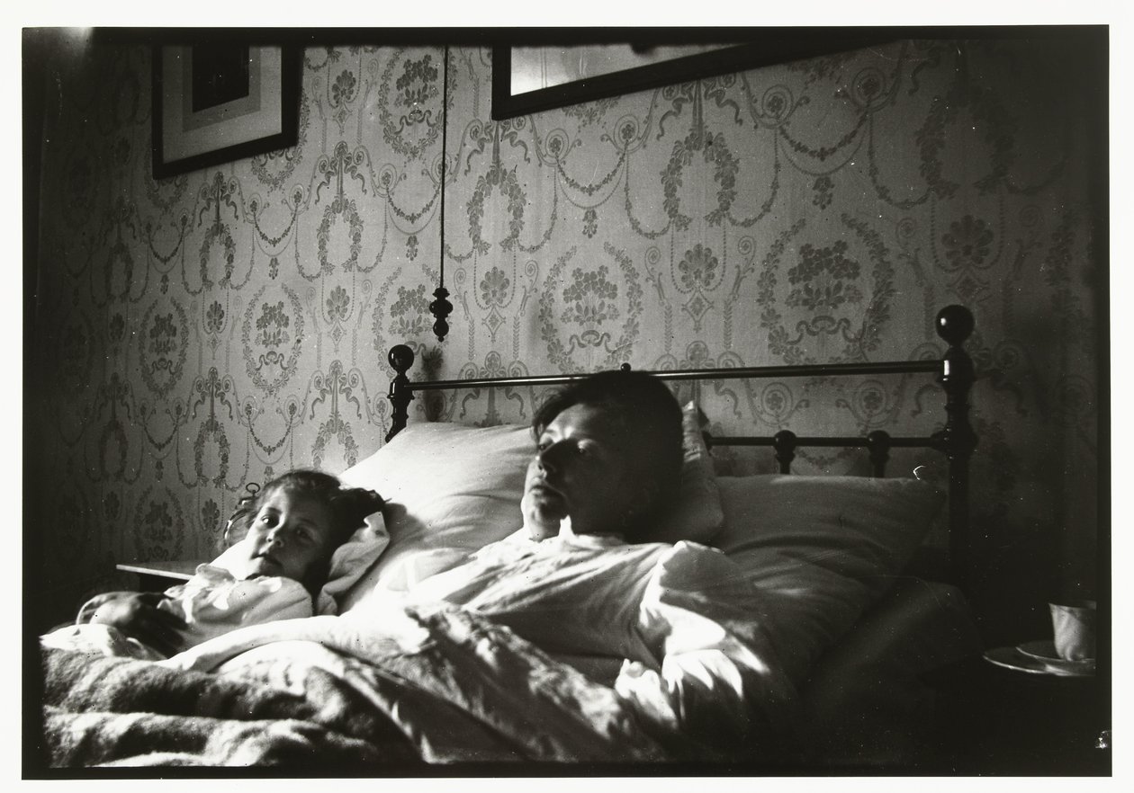 Marie Breitner en een meisje bij het ontwaken in bed door George Hendrik Breitner