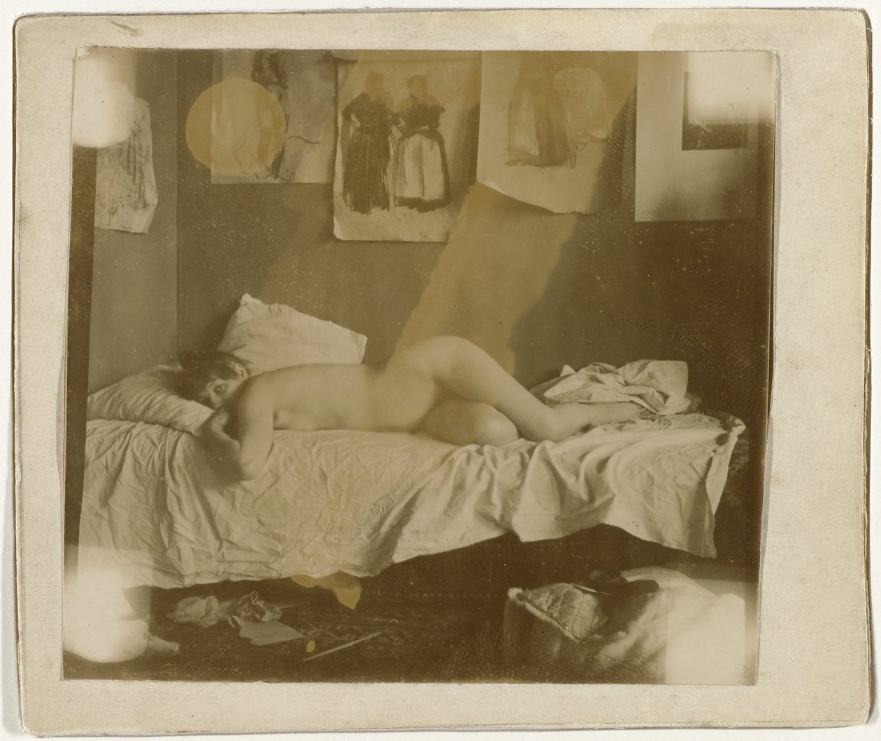 Marie Jordan naakt liggend op een bed door George Hendrik Breitner