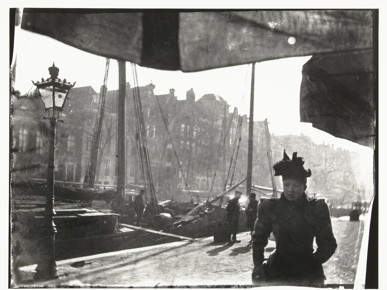 Portret van een vrouw wandelend over de Prinsengracht in Amsterdam door George Hendrik Breitner