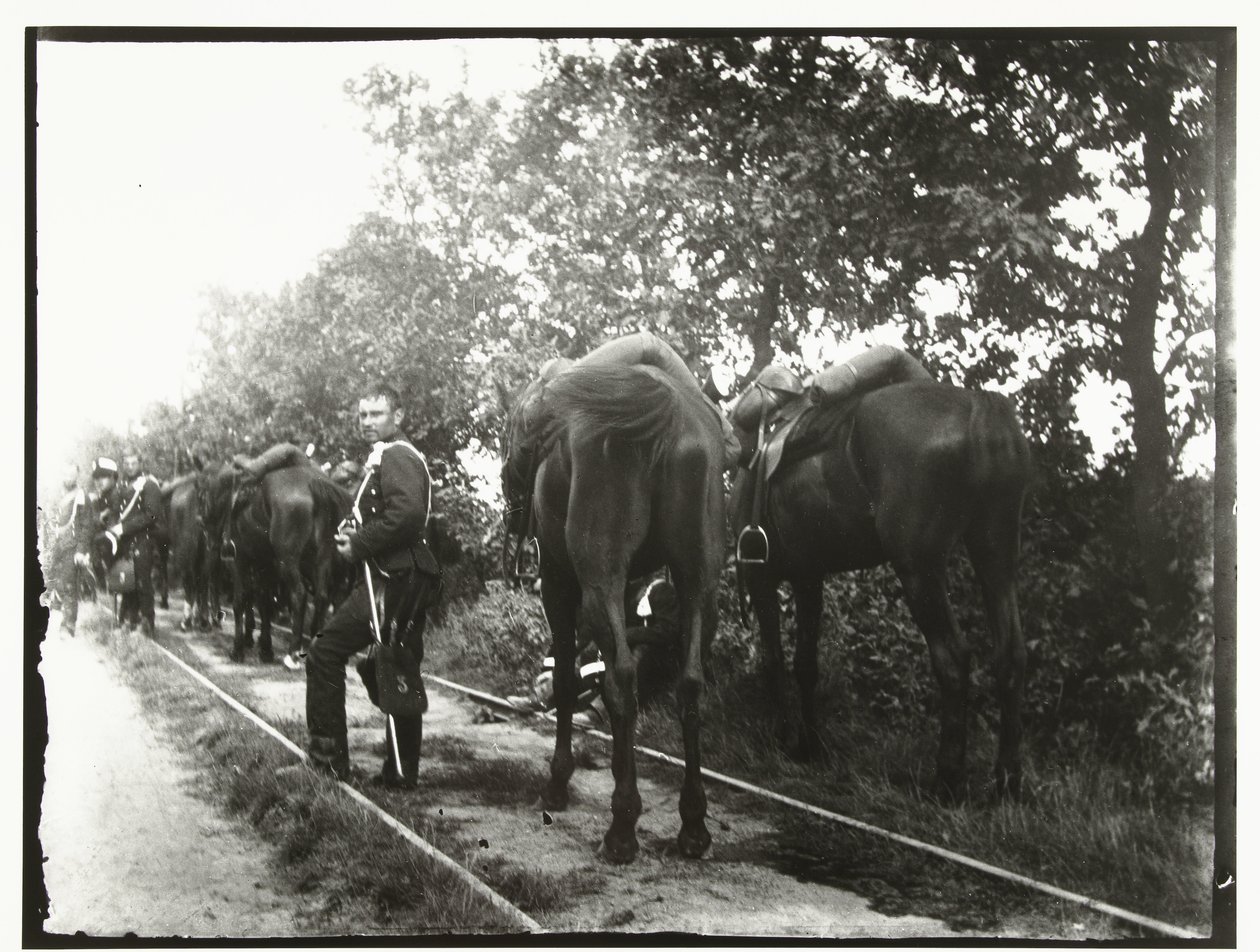 Rustende cavalerie langs een spoorbaan door George Hendrik Breitner