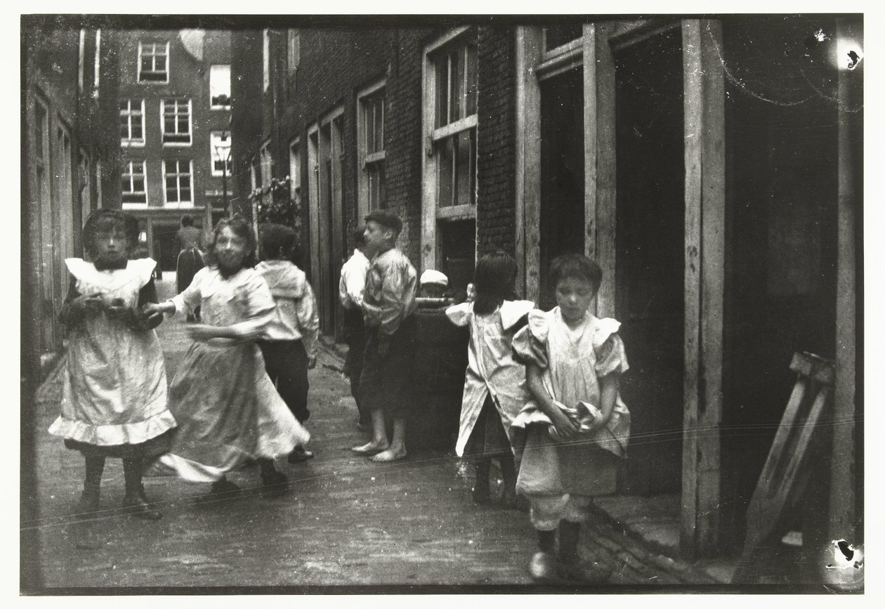 Spelende kinderen in een straat door George Hendrik Breitner