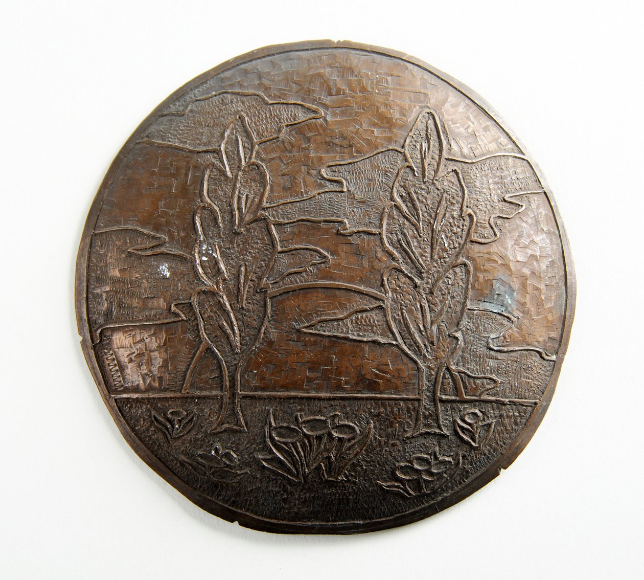 Convexe plaquette met bomen, wolken en bloemen door George James Frampton